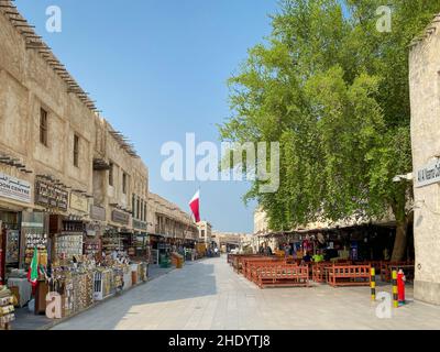 Altstadt Souq Waqif, Doha Katar mit katarischer Flagge gegen blauen Himmel Stockfoto