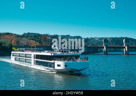 Viking Torgil verlässt Crestuma-Lever Lock, River Douro Stockfoto