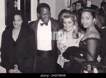 ***DATEI FOTO** Sidney Poitier ist verstorben. Sidney Poitier, Frau Joanna Shimkus und Kinder Undatiert Foto von John Barrett/PHOTOlink /MediaPunch Quelle: MediaPunch Inc/Alamy Live News Stockfoto