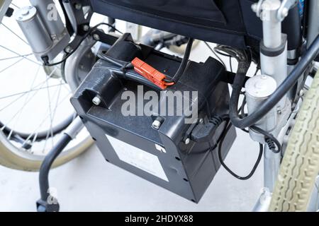 Batterie des elektrischen Rollstuhls für Patienten oder Menschen mit Behinderungen. Stockfoto