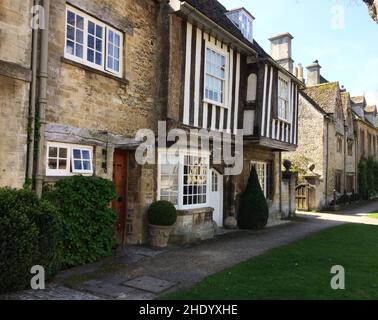 Häuser in der Cotswolds-Stadt Burford, Großbritannien. Burford ist eine Stadt am Fluss Windrush in den Cotswold Hills. Stockfoto