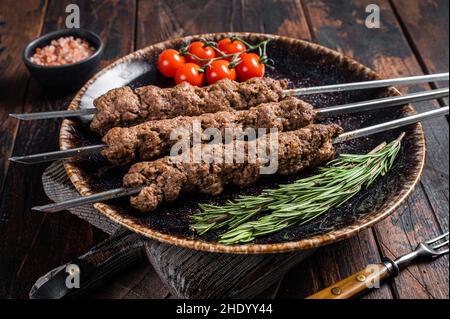 Gegrillter Shish Kebab auf Spieße aus Hackfleisch vom Lammfleisch, Lula Kebab. Holzhintergrund. Draufsicht Stockfoto