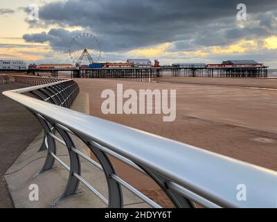 Blackpool Beach und Central Pier - Blackpool ist ein großer Badeort in der Grafschaft Lancashire an der Nordwestküste Englands. Stockfoto