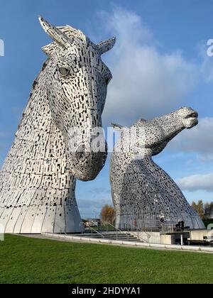 Die Kelpies in Falkirk, Schottland. Zwei 30m hohe (98ft) Pferdekopfskulpturen, die kelpies (formverändernde Wassergeister) darstellen. Sie stehen neben einem neuen Stockfoto