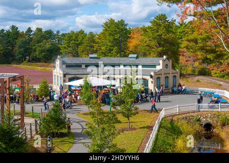 Luftaufnahme der Tidmouth Sheds in Thomas Land USA im Edaville Family Theme Park in der Stadt Carver, Massachusetts, USA. Stockfoto