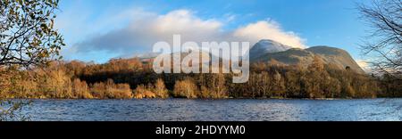Panoramablick auf den Ben Nevis, den höchsten Berg der Britischen Inseln, über das Wasser des Nevis, einem Fluss, der in Loch Linnhe, ein See-loch, mündet Stockfoto
