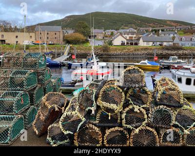 Hummertöpfe im Hafen im Küstendorf Helmsdale in Sutherland an der Ostküste Schottlands. Stockfoto