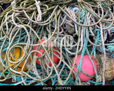 Angelausrüstung im Hafen im Küstendorf Helmsdale in Sutherland an der Ostküste Schottlands. Stockfoto