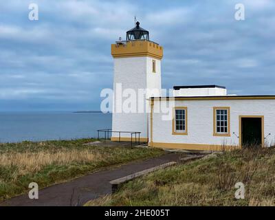 Duncansby Head Lighthouse am nordöstlichsten Teil des schottischen und britischen Hauptlandes, etwas nordöstlich von John o' Groats in Caithness Stockfoto