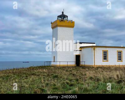 Duncansby Head Lighthouse am nordöstlichsten Teil des schottischen und britischen Hauptlandes, etwas nordöstlich von John o' Groats in Caithness Stockfoto