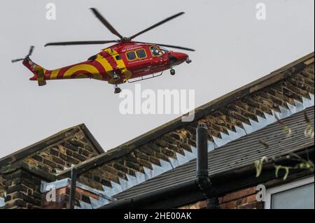 London, Großbritannien. 7th Januar 2022. Der Air Ambulance Hubschrauber kommt zurück, um auf dem Dach zu landen - Ambulanzen vor der A&E-Abteilung des Royal London Hospital in Whitechapel. Kredit: Guy Bell/Alamy Live Nachrichten Stockfoto