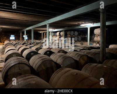 Reifung Single Malt Scotch Whisky in Eichenfässern in der Dalwhinnie Whisky Distillery im Highland Village Dalwhinnie in Schottland. Stockfoto