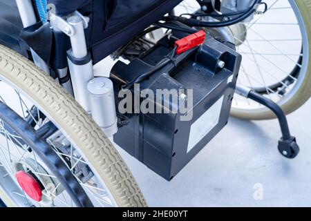 Batterie des elektrischen Rollstuhls für Patienten oder Menschen mit Behinderungen. Stockfoto