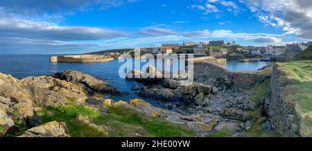 Panoramablick auf Portsoy, eine kleine Küstenstadt am Moray Firth in Aberdeenshire, Schottland. Der ‘neue Hafen“ wurde 1825 für den wachsenden herr errichtet Stockfoto