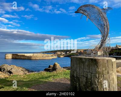 Das Delfinmonument und der ‘neue“ Hafen in Portsoy, einer kleinen Küstenstadt in Aberdeenshire, Schottland. Stockfoto