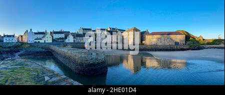 Morgensonne auf dem Hafen aus dem 18th. Jahrhundert in Portsoy, einer kleinen Küstenstadt in Aberdeenshire, Schottland. Stockfoto