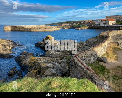 Der ‘neue“ Hafen in Portsoy, einer kleinen Küstenstadt am Moray Firth in Aberdeenshire, Schottland. Der ‘neue Hafen’ wurde 1825 für den wachsenden HE gebaut Stockfoto