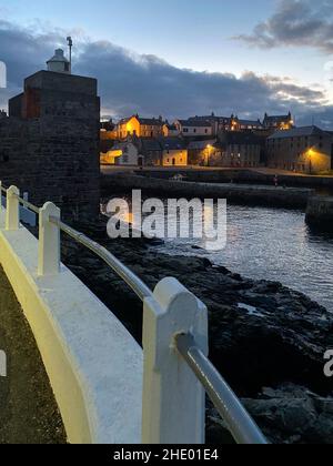 Sonnenuntergang über dem Hafen aus dem 18th. Jahrhundert in Portsoy, einer kleinen Küstenstadt an der Aberdeenshire, Schottland. Stockfoto