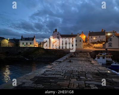 Sonnenuntergang über dem Hafen aus dem 18th. Jahrhundert in Portsoy, einer kleinen Küstenstadt an der Aberdeenshire, Schottland. Stockfoto