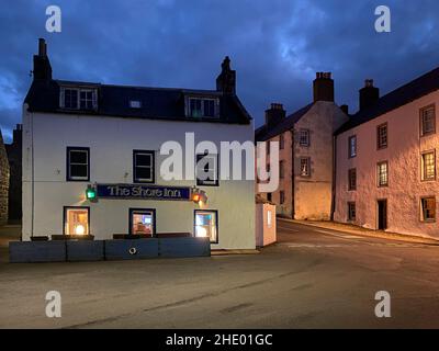 Abenddämmerung über dem Pub im Hafen aus dem 18th. Jahrhundert in Portsoy, einer kleinen Küstenstadt in Aberdeenshire, Schottland. Stockfoto