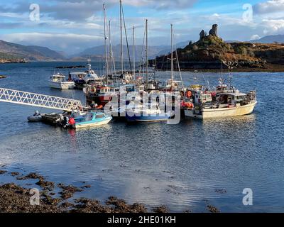 Caisteal Maol in der Nähe des Hafens von Kyleakin auf der Isle of Skye, Schottland. Es ist auch bekannt als Castle Moil Stockfoto