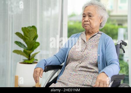 Ältere ältere Frau, die zu Hause im Rollstuhl sitzt, gesundes, starkes medizinisches Konzept. Stockfoto