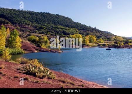 Der Lac du Salagou, Landschaft der Rüschen. In der Nähe des Weilers Vailhes. Clermont l'Herault, Okzitanien, Frankreich. Stockfoto