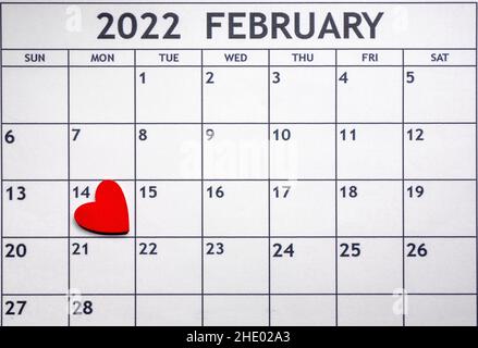 Einfacher Kalender für Februar 2022 mit einem roten Herzen am 14 für den valentinstag Stockfoto