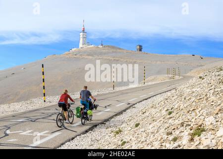 Frankreich, Vaucluse, regionaler Naturpark Mont Ventoux, Bedoin, Mont Ventoux, Südseite, Straße D974, Radfahrer und Wetterstation auf dem Gipfel des Mont Ven Stockfoto