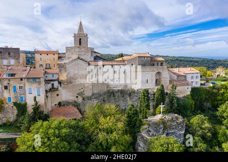 Frankreich, Vaucluse, Parc naturel regional du Mont-Ventoux (regionaler Naturpark Mont Ventoux), Venasque, bezeichnet als Les Plus Beaux Villages de France (Th Stockfoto