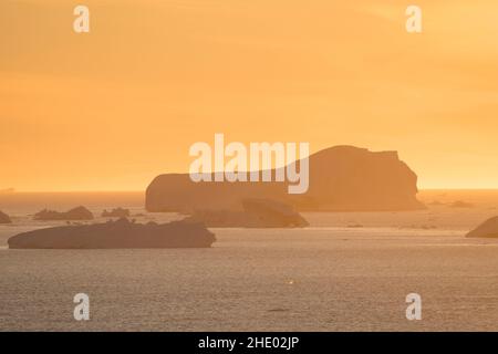 Sonnenuntergang über Eisbergen im Weddellmeer, Antarktis. Stockfoto