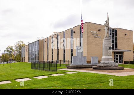 Big Rapids, Michigan, USA - 22. Oktober 2021: Das Mecosta County Building und das Bürgerkriegsdenkmal Stockfoto