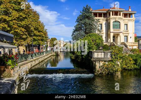 Frankreich, Vaucluse, L'Isle sur la Sorgue, der Fluss Sorgue und die Caisse d'Epargne Gebäude von der Esplanade Robert Vasse // Frankreich, Vaucluse (84), L Stockfoto