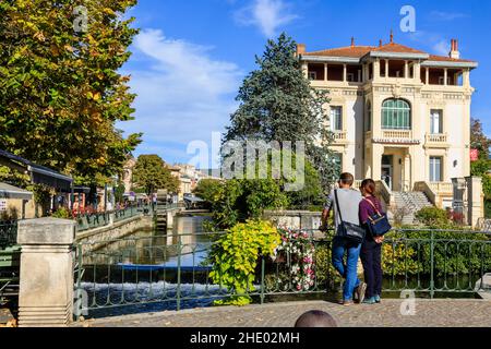 Frankreich, Vaucluse, L'Isle sur la Sorgue, der Fluss Sorgue und die Caisse d'Epargne Gebäude von der Esplanade Robert Vasse // Frankreich, Vaucluse (84), L Stockfoto