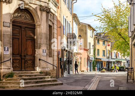 Frankreich, Vaucluse, L'Isle sur la Sorgue, Kapelle Penitents bleus und Rue Rose Goudard // Frankreich, Vaucluse (84), L'Isle-sur-la-Sorgue, chapelle des P Stockfoto