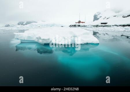 Eisberge schweben vor der Brown Station, einer argentinischen Basis in der Antarktis. Stockfoto