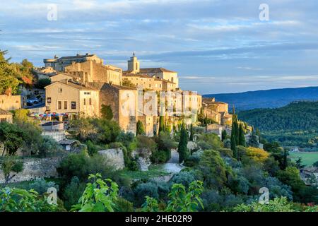 Frankreich, Vaucluse, Parc Naturel Regional du Luberon (Naturpark Luberon), Gordes, bezeichnet als Les Plus Beaux Villages de France (die schönsten Stockfoto