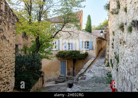 Frankreich, Vaucluse, Parc Naturel Regional du Luberon (Naturpark Luberon), Gordes, bezeichnet als Les Plus Beaux Villages de France (die schönsten Stockfoto