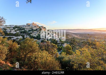 Frankreich, Vaucluse, Parc Naturel Regional du Luberon (Naturpark Luberon), Gordes, bezeichnet als Les Plus Beaux Villages de France (die schönsten Stockfoto