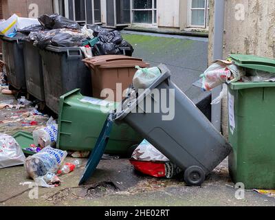 Überlaufendes Mülltonnen in einer Stadt in Schottland Stockfoto