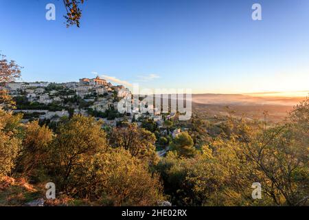 Frankreich, Vaucluse, Parc Naturel Regional du Luberon (Naturpark Luberon), Gordes, bezeichnet als Les Plus Beaux Villages de France (die schönsten Stockfoto