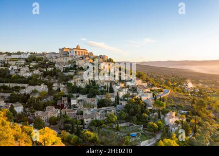 Frankreich, Vaucluse, Parc Naturel Regional du Luberon (Naturpark Luberon), Gordes, bezeichnet als Les Plus Beaux Villages de France (die schönsten Stockfoto