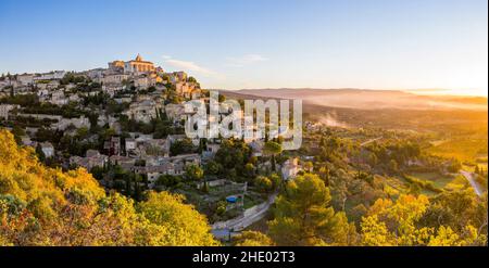 Frankreich, Vaucluse, Parc Naturel Regional du Luberon (Naturpark Luberon), Gordes, bezeichnet als Les Plus Beaux Villages de France (die schönsten Stockfoto