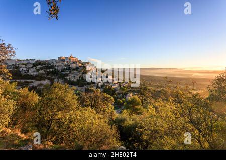 Frankreich, Vaucluse, Parc Naturel Regional du Luberon (Naturpark Luberon), Gordes, bezeichnet als Les Plus Beaux Villages de France (die schönsten Stockfoto