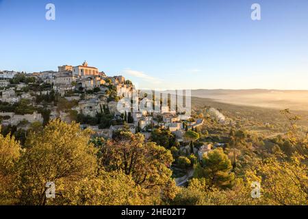 Frankreich, Vaucluse, Parc Naturel Regional du Luberon (Naturpark Luberon), Gordes, bezeichnet als Les Plus Beaux Villages de France (die schönsten Stockfoto