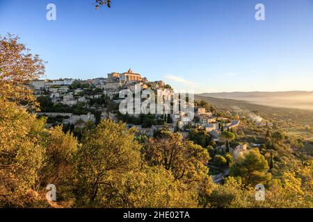 Frankreich, Vaucluse, Parc Naturel Regional du Luberon (Naturpark Luberon), Gordes, bezeichnet als Les Plus Beaux Villages de France (die schönsten Stockfoto