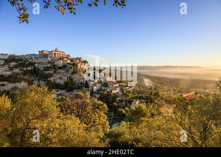 Frankreich, Vaucluse, Parc Naturel Regional du Luberon (Naturpark Luberon), Gordes, bezeichnet als Les Plus Beaux Villages de France (die schönsten Stockfoto