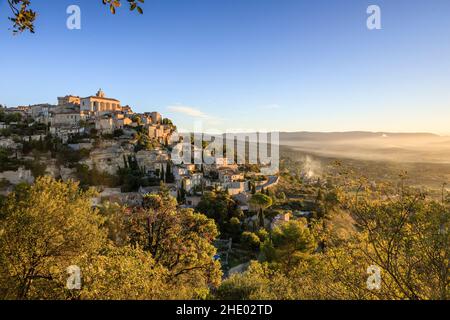 Frankreich, Vaucluse, Parc Naturel Regional du Luberon (Naturpark Luberon), Gordes, bezeichnet als Les Plus Beaux Villages de France (die schönsten Stockfoto