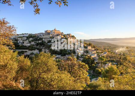 Frankreich, Vaucluse, Parc Naturel Regional du Luberon (Naturpark Luberon), Gordes, bezeichnet als Les Plus Beaux Villages de France (die schönsten Stockfoto