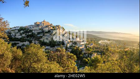 Frankreich, Vaucluse, Parc Naturel Regional du Luberon (Naturpark Luberon), Gordes, bezeichnet als Les Plus Beaux Villages de France (die schönsten Stockfoto